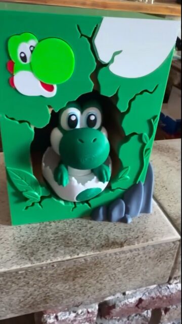 🦖💚 Le plus adorable des dinosaures débarque chez REprint3D !

Voici une magnifique lampe Yoshi imprimée en 3D, parfaite pour apporter une touche de douceur et de nostalgie à une chambre, un bureau ou un coin gaming. Une fois allumée, elle diffuse une lumière d’ambiance chaleureuse qui met parfaitement en valeur ses détails.

Chaque création est réalisée avec soin dans notre atelier et peut être personnalisée selon vos envies (couleurs, finition, etc.).

💡 Une idée cadeau originale pour tous les fans de jeux vidéo !
📩 Intéressé(e) ? Envoyez-nous un message privé.
🛒 Retrouvez également nos créations sur Etsy (lien en bio).