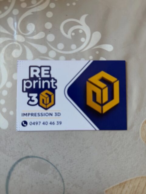 🚀 Elles sont enfin là ! 🚀

Les cartes de visite REprint3D viennent d’arriver, et elles sont prêtes à prendre la route ! 🔥

Petit bonus : le porte-cartes que vous voyez sur les photos est lui aussi une création 100 % imprimée en 3D par mes soins. Parce qu’après tout, autant mettre en valeur nos cartes avec une réalisation maison. 😄

Un immense merci à @tintabrava.be à Namur, qui est le premier commerce namurois à m’avoir proposé de laisser mes cartes chez eux. 🙏 Ce genre de soutien fait énormément plaisir et aide les petits indépendants à se faire connaître.

Si vous passez chez eux, n’hésitez pas à en prendre une… et à jeter un œil à leur superbe salon ! 🎨

Merci à tous ceux qui soutiennent REprint3D depuis le début, l’aventure ne fait que commencer. 💛💙
