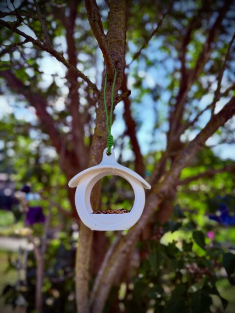 🐦 Ajoutez un peu de vie à votre jardin… ou à votre balcon ! 🌿

Et si vous offriez une petite pause gourmande aux oiseaux de passage ? 🐦✨

Cette mangeoire imprimée en 3D est à la fois élégante, légère et résistante. Son design moderne s’intègre parfaitement dans un jardin, sur une terrasse ou même sur un balcon, tout en offrant un endroit accueillant pour les petits visiteurs à plumes.

Parce qu’il suffit parfois d’un simple geste pour transformer un espace extérieur en un véritable coin de nature. 🌼

📍 Imprimée avec soin chez REprint3D
🎨 Plusieurs couleurs disponibles sur demande
📩 Personnalisation possible

Alors, prêt à faire chanter votre jardin ? 🌳💚