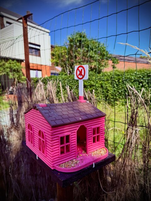 🏡🐦 Avis aux oiseaux : les squatteurs ne sont pas les bienvenus ! 🚫😄

Vous aussi, vous avez envie d’ajouter un peu de vie dans votre jardin tout en gardant une certaine discipline chez vos visiteurs à plumes ? Alors cette mangeoire imprimée en 3D est faite pour vous !

🏠 Une jolie petite maison où les oiseaux sont les bienvenus…
🐦 Les pigeons, eux, peuvent continuer leur tournée ailleurs. Le panneau est pourtant très clair ! 😅

Imprimée en 3D avec soin, cette mangeoire apporte une touche originale à votre extérieur tout en offrant un véritable coin repas aux petits oiseaux. Que ce soit dans un jardin, sur une terrasse ou un balcon, elle attirera les bons locataires… sans demander de caution ! 🌿

💚 Fabrication par REprint3D
🎨 Disponible en plusieurs couleurs
📩 Personnalisation possible

Alors, qui sera le premier à emménager ? 🐦✨
